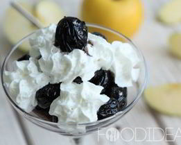 Десерт с черносливом и мороженым