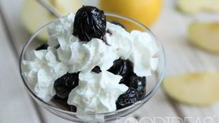 Десерт с черносливом и мороженым