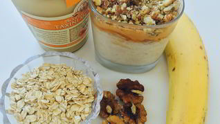 Гранола с бананом и арахисовой пастой