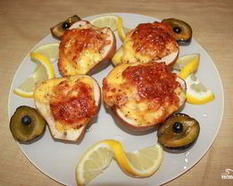 Груша, запеченная с креветками и сыром