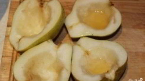 груша, запеченная с креветками и сыром