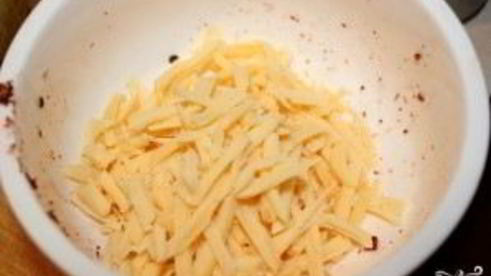 груша, запеченная с креветками и сыром