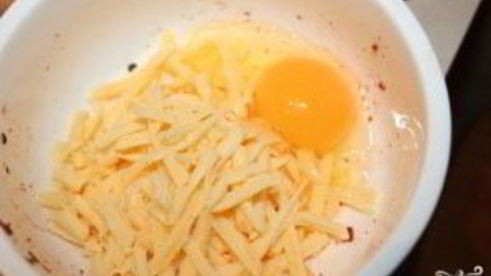 груша, запеченная с креветками и сыром