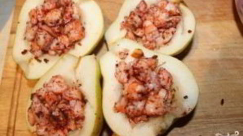груша, запеченная с креветками и сыром