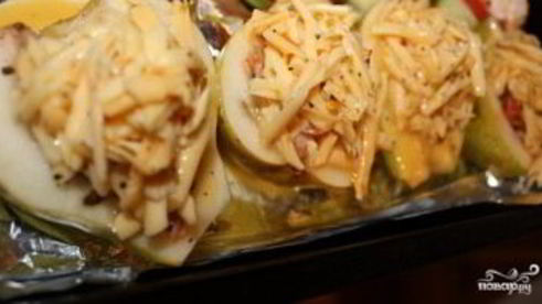 груша, запеченная с креветками и сыром