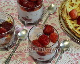 Клубнично-творожный десерт с блинами