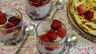 Клубнично-творожный десерт с блинами