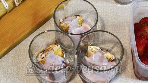 клубнично-творожный десерт с блинами