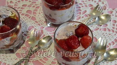 клубнично-творожный десерт с блинами