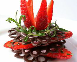 Клубника на шоколадных пластинах со взбитыми сливками и розмарином
