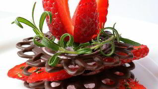 Клубника на шоколадных пластинах со взбитыми сливками и розмарином