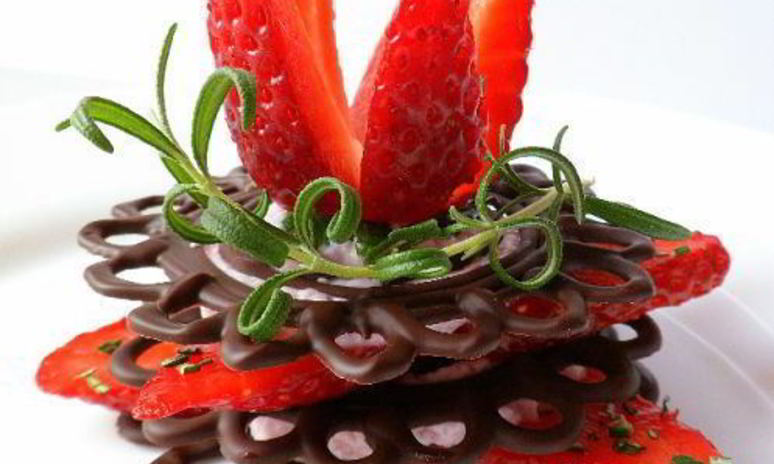 Рецепт клубники на шоколадных пластинах со взбитыми сливками и розмарином
