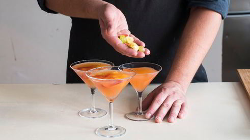 коктейль парящие в сангрии фрукты