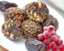 Конфеты из фиников, чернослива, калины и орехов