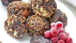 Конфеты из фиников, чернослива, калины и орехов
