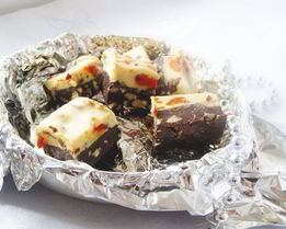 Конфеты с двумя видами шоколада, с орехами и сухофруктами