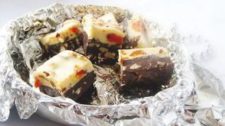 Конфеты с двумя видами шоколада, с орехами и сухофруктами