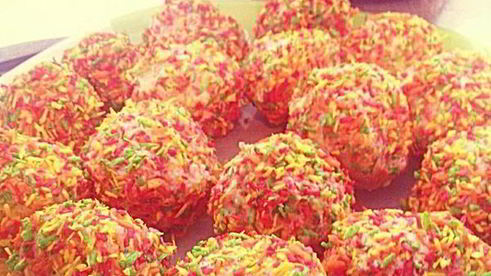 конфеты с кокосовой стружкой, вафлей и орешком