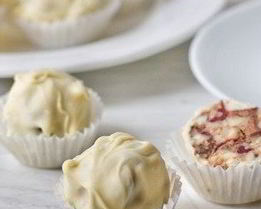 Ореховые конфеты с клюквой в белом шоколаде