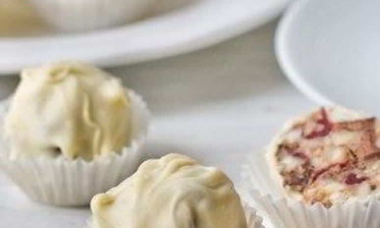 Рецепт ореховых конфет с клюквой в белом шоколаде