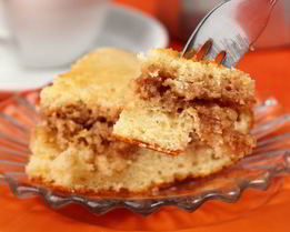 Бисквит с яблоками и кофейным кремом