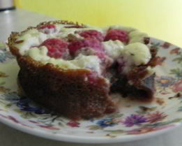 Блинные корзиночки с малиной и йогуртовым кремом