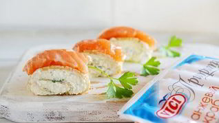 Блинные рулетики с крабовым кремом и семгой