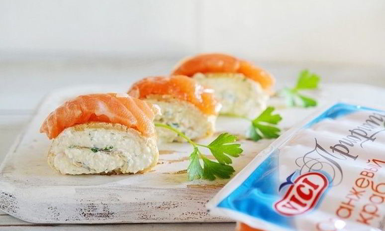 Рецепт блинных рулетиков с крабовым кремом и семгой
