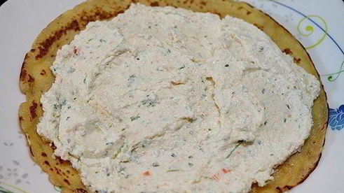 блинные рулетики с крабовым кремом и семгой