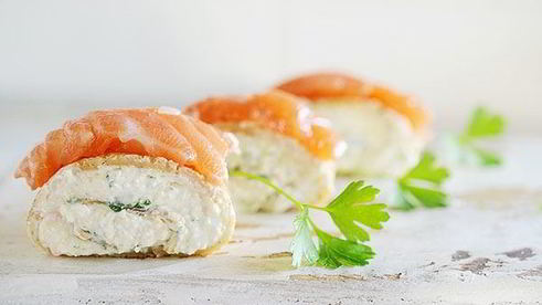 блинные рулетики с крабовым кремом и семгой