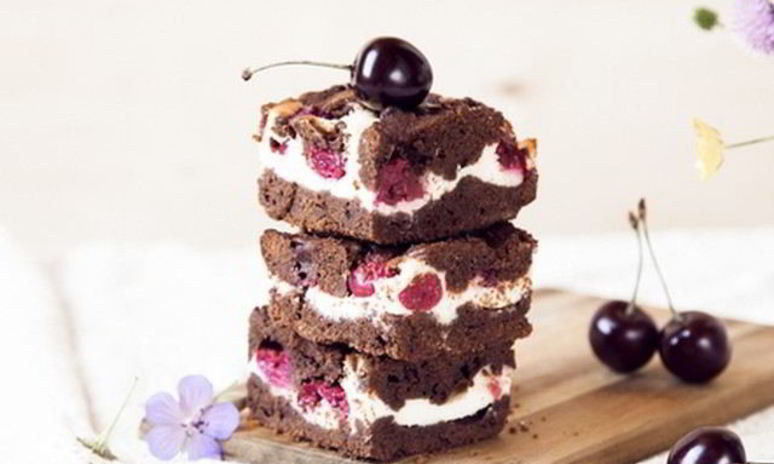Рецепт брауни с творожным кремом и вишней