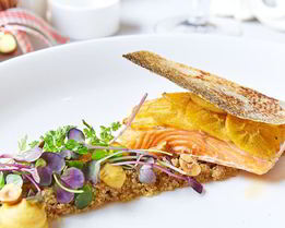 Кижуч с жареным киноа, белыми грибами и кремом из хурмы