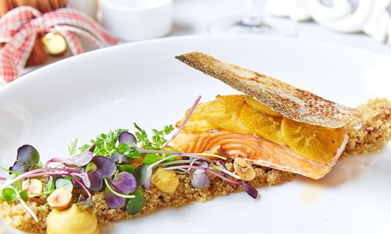 Рецепт кижуча с жареным киноа, белыми грибами и кремом из хурмы