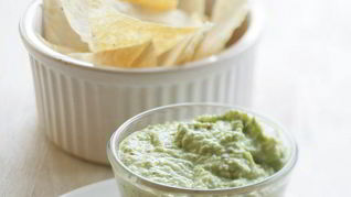 Крем из авокадо с чипсами