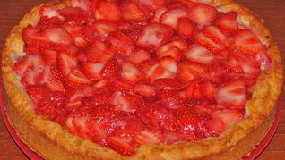 Кростата с клубникой и заварным кремом