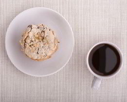 Новогодние меренги с медово-йогуртовым кремом и каштанами