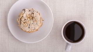 Новогодние меренги с медово-йогуртовым кремом и каштанами