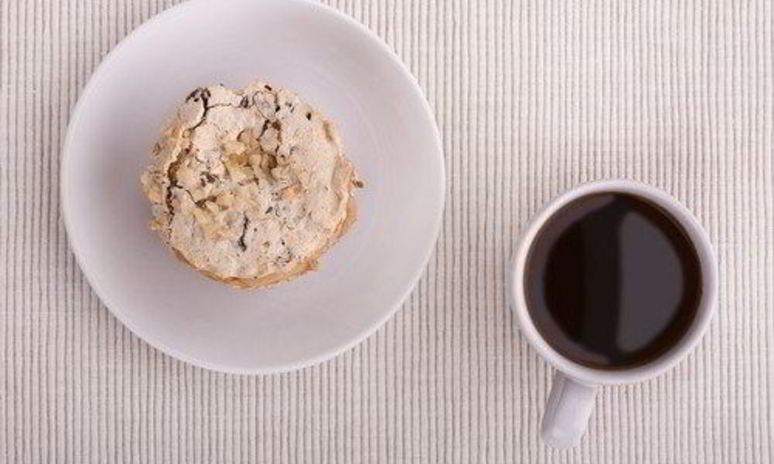 Рецепт новогодних меренг с медово-йогуртовым кремом и каштанами