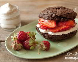 Шоколадные коржики с кремом и клубникой