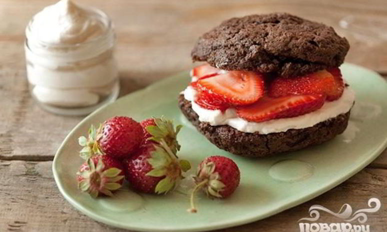 Рецепт шоколадных коржиков с кремом и клубникой
