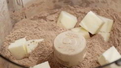 шоколадные коржики с кремом и клубникой