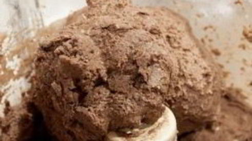 шоколадные коржики с кремом и клубникой