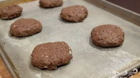 шоколадные коржики с кремом и клубникой