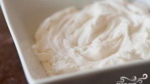 шоколадные коржики с кремом и клубникой