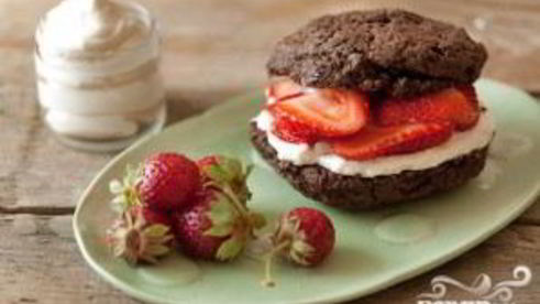 шоколадные коржики с кремом и клубникой