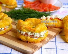Сырные заварные колечки со сливочным кремом, сыром Джюгас и форелью