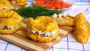 Сырные заварные колечки со сливочным кремом, сыром Джюгас и форелью