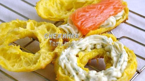 сырные заварные колечки со сливочным кремом, сыром джюгас и форелью