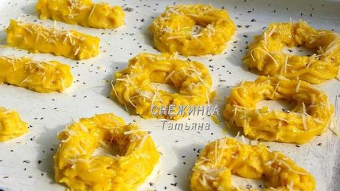 сырные заварные колечки со сливочным кремом, сыром джюгас и форелью