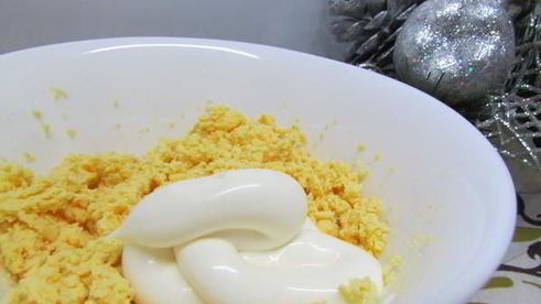 яичный крем с красной икрой